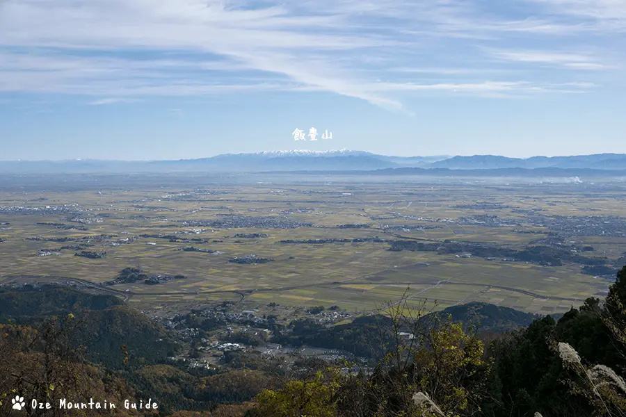 飯豊山>
<br>
弥彦山は眺望が素晴らしい山です。天気にも恵まれ、真っ白に雪化粧した飯豊山（2枚目）や日本海に浮かぶ佐渡ヶ島（3枚目）もくっきりはっきり見えています。
景色が良い場所にでると疲れも吹っ飛びますね。写真を撮る手が止まらない楽しいひとときでした。<br>
<img src=
